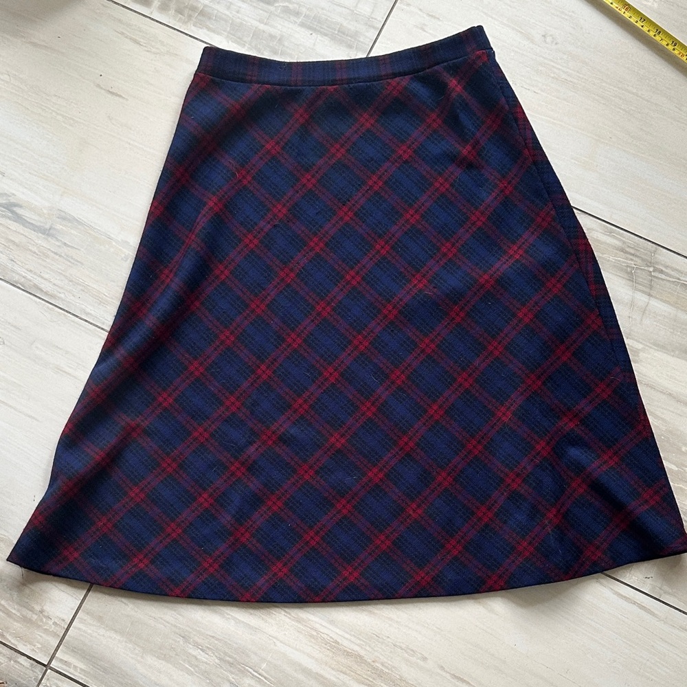 Checkered vintage dark burgundy and blue skirt
Size 14,flared.
